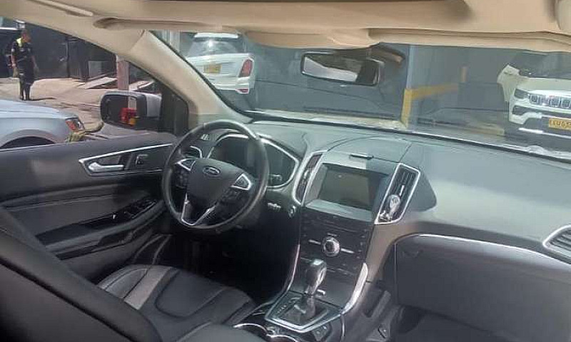 Ford Edge Titanium 2...