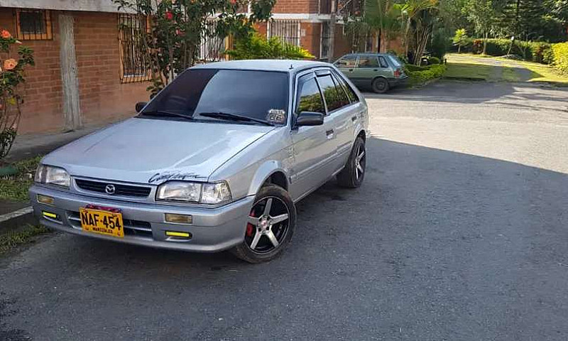 Mazda 323 Modelo 200...