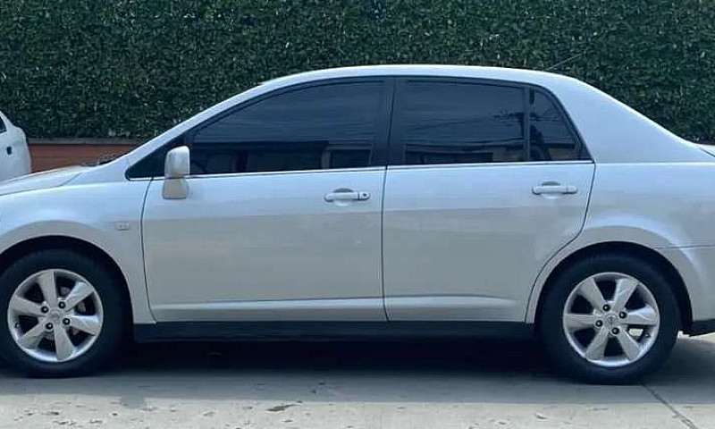 Nissan Tiida Sedán A...