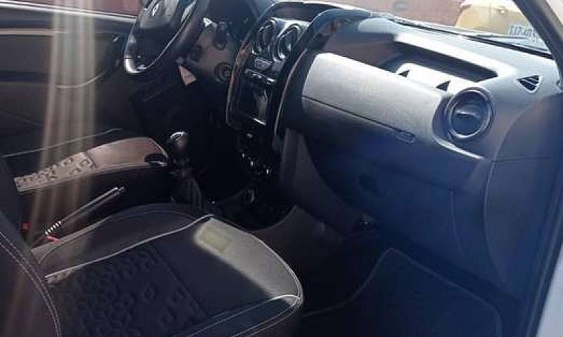 Camioneta Duster Oro...