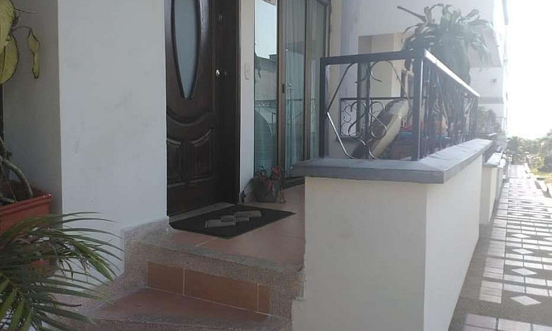 Casa De Tres Pisos U...