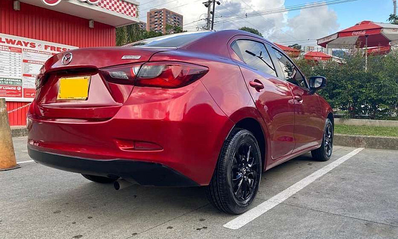 Mazda 2 Sedan Tourin...