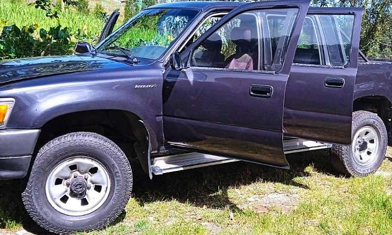 Vendo Toyota Hilux M...