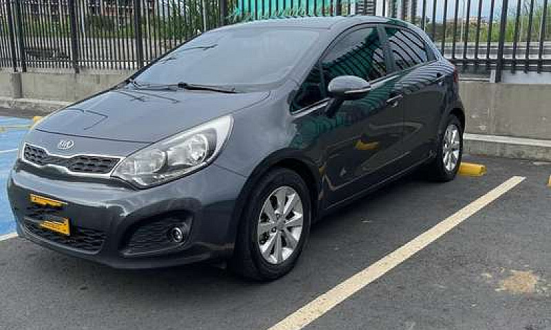 Vendo Kia Rio 2013...