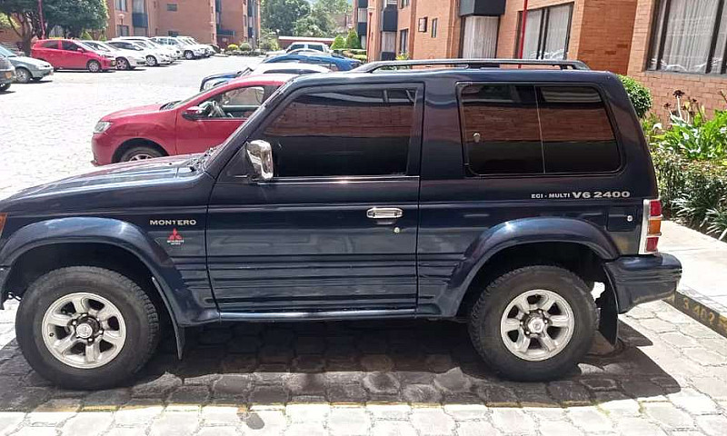 Montero Mitsubishi 2...