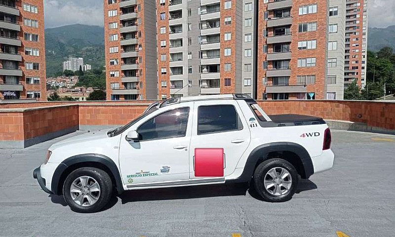 Camioneta Duster Oro...