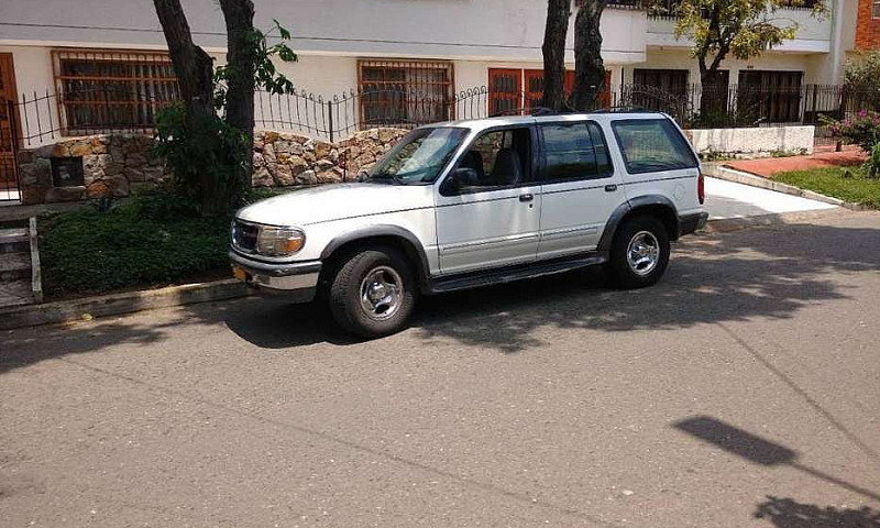 Ford Explorer Xlt...