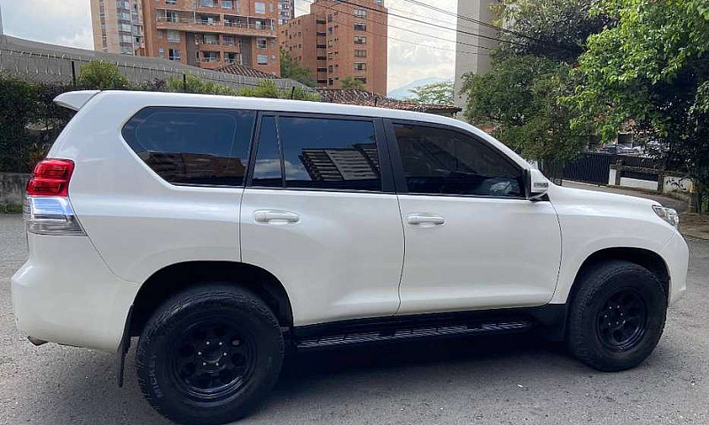 Hermosa Toyota Prado...