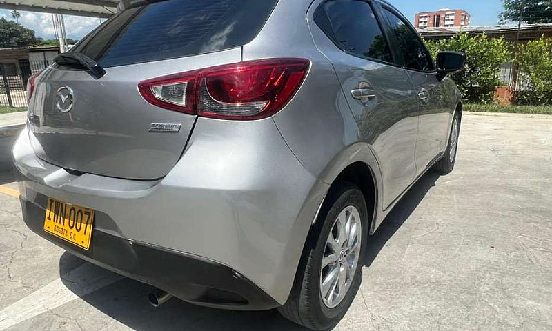 Mazda 2  Touring 1.5...