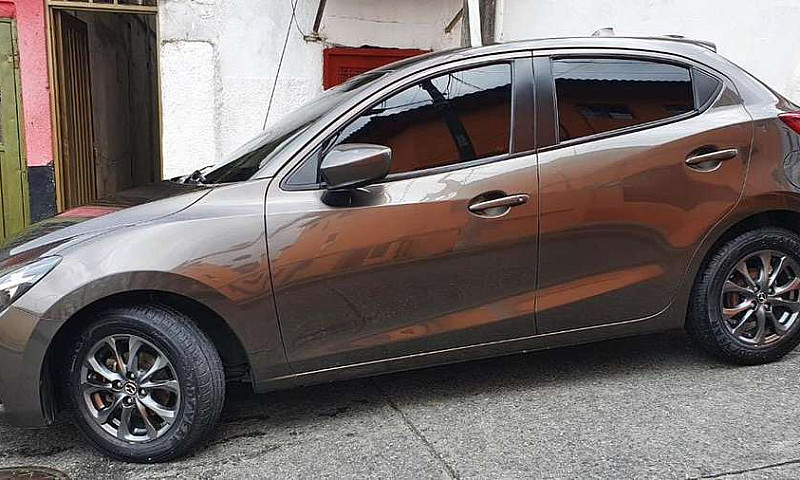 Mazda 2 Touring Nego...