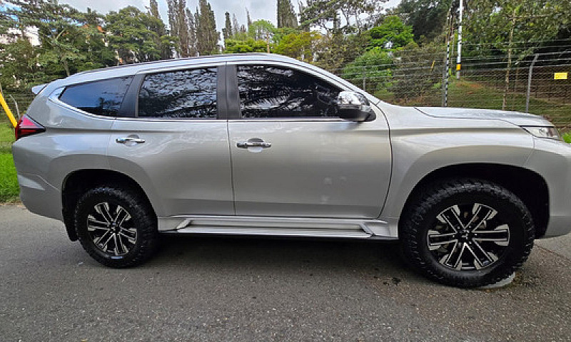 Mitsubishi Montero 2...