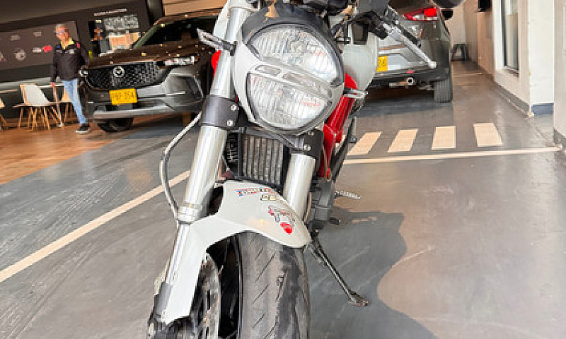 Ducati Monster 796 B...