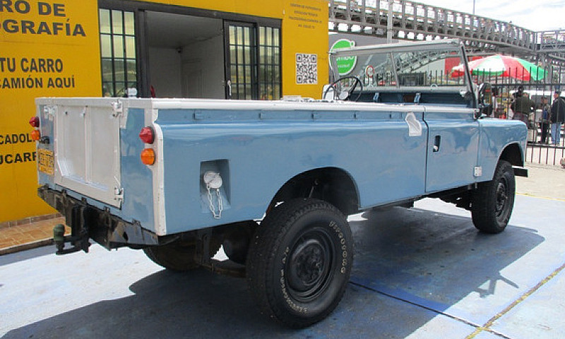 Land Rover Santana 2...