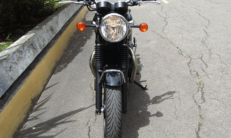 Triumph Bonneville  ...