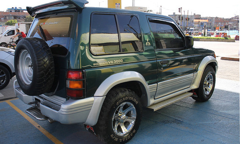 Mitsubishi Montero 3...