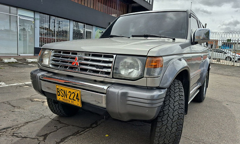 Mitsubishi Montero 3...