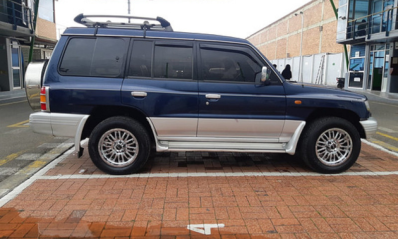 Mitsubishi Montero 3...