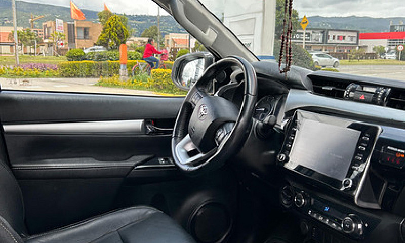 Toyota Hilux 2.4L...
