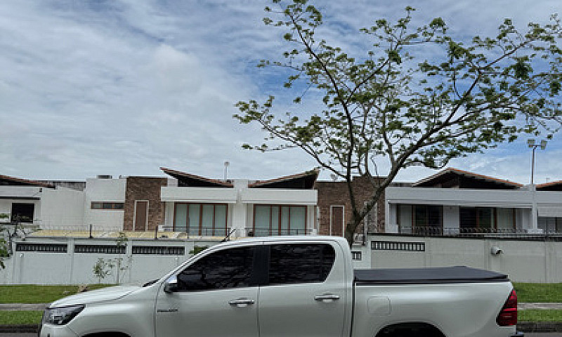 Toyota Hilux 2.4L...