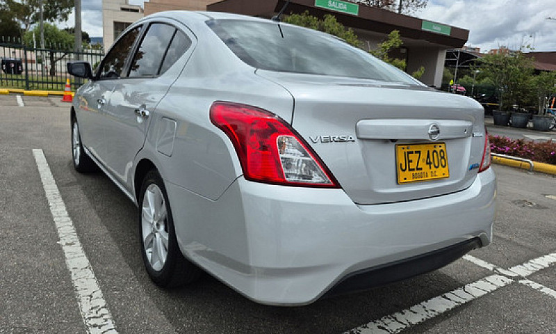 Nissan Versa 1.6 Adv...