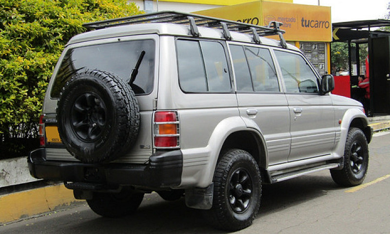 Mitsubishi Montero 3...