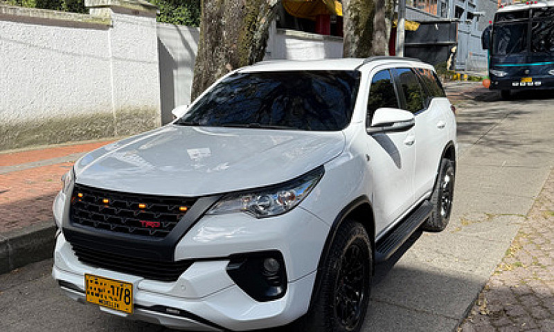 Toyota Fortuner 2.7L...