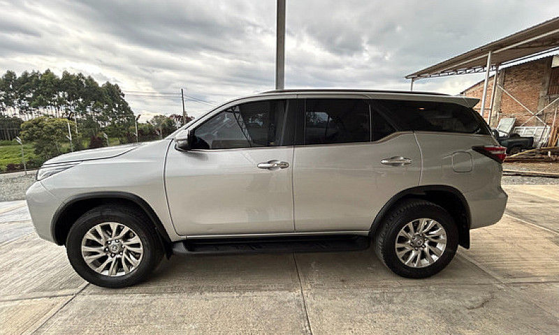 Toyota Fortuner 2.7L...