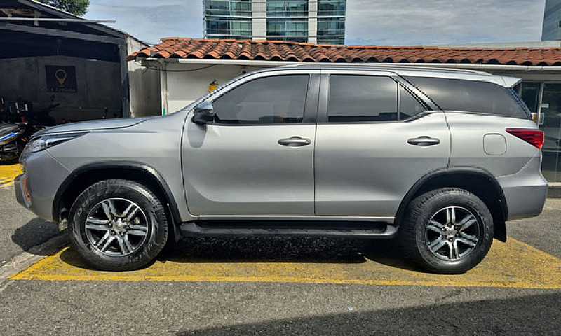 Toyota Fortuner 2.4 ...