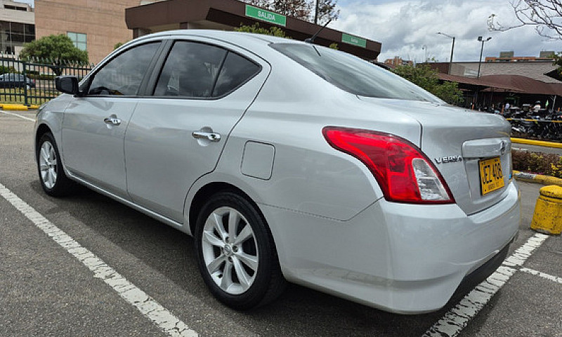 Nissan Versa 1.6 Adv...