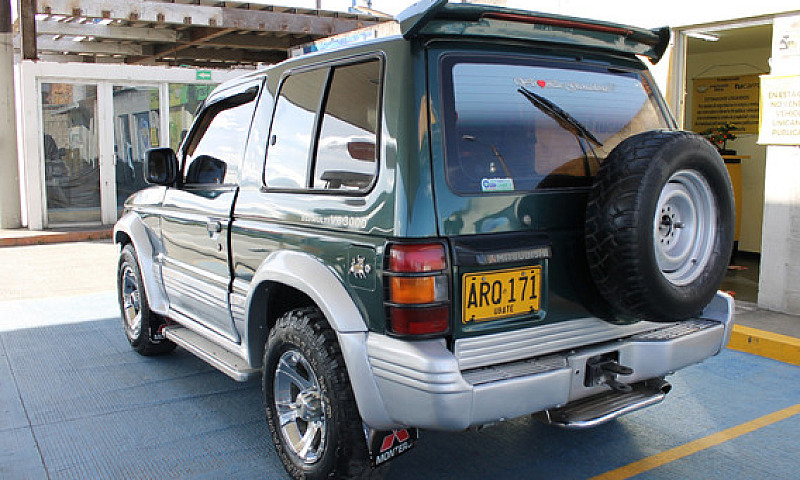 Mitsubishi Montero 3...