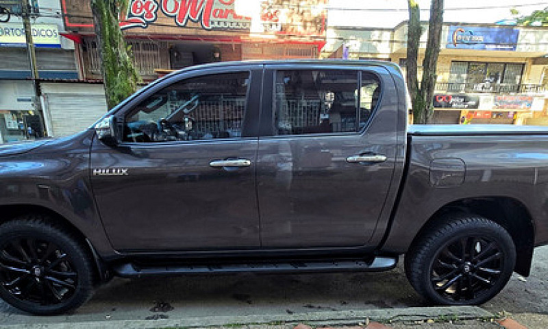 Toyota Hilux 2.4L...