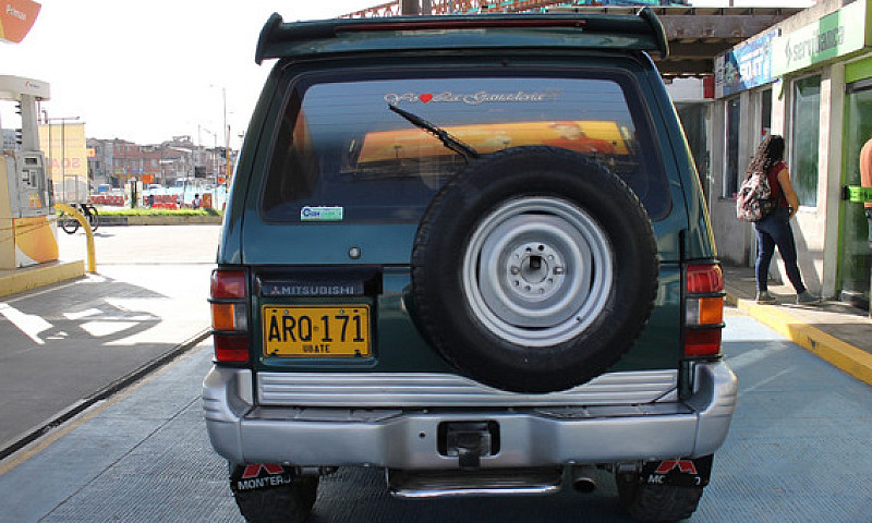 Mitsubishi Montero 3...