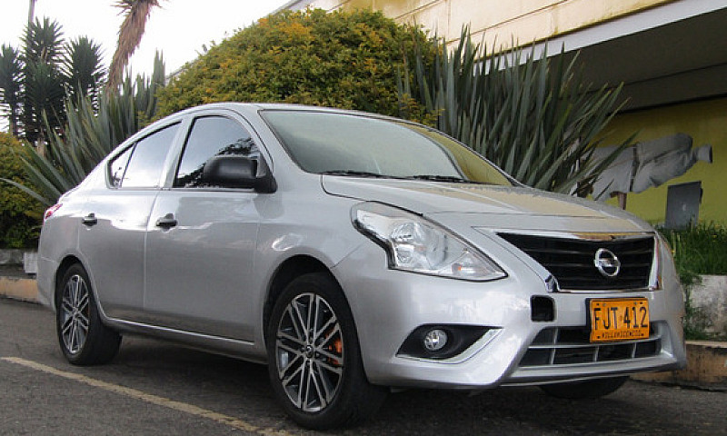 Nissan Versa 1.6 Adv...