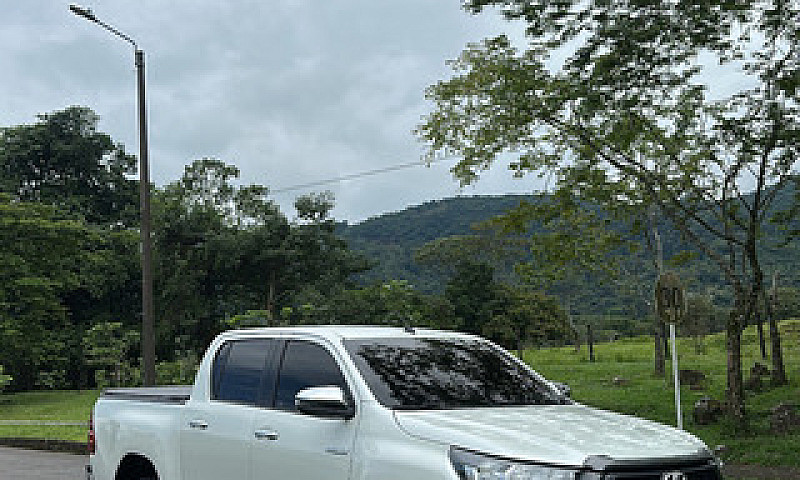 Toyota Hilux 2.4L...