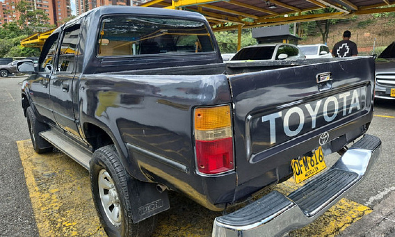 Toyota Hilux 2.4 4X4...