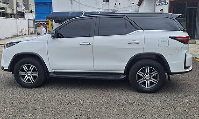 Toyota Fortuner 2.7L...