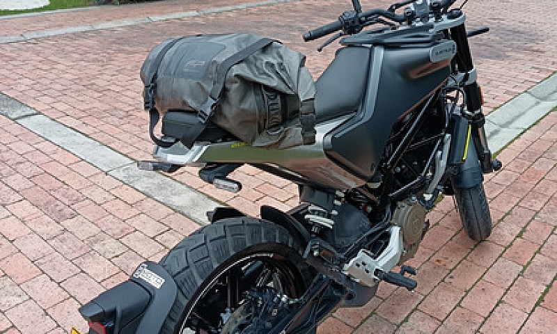 Moto Svartpilen 200 ...