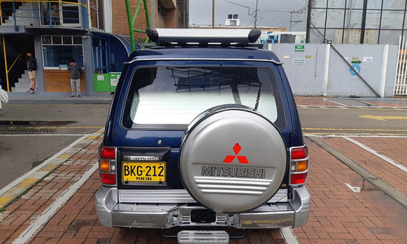 Mitsubishi Montero 3...