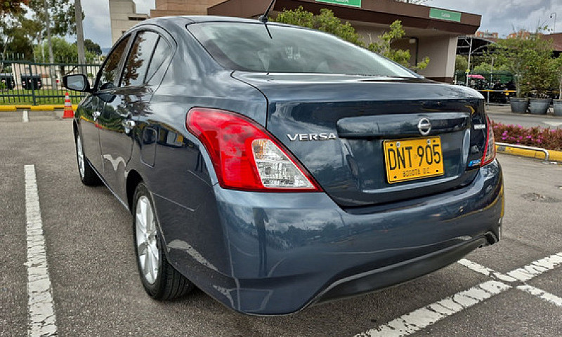Nissan Versa 1.6 Adv...