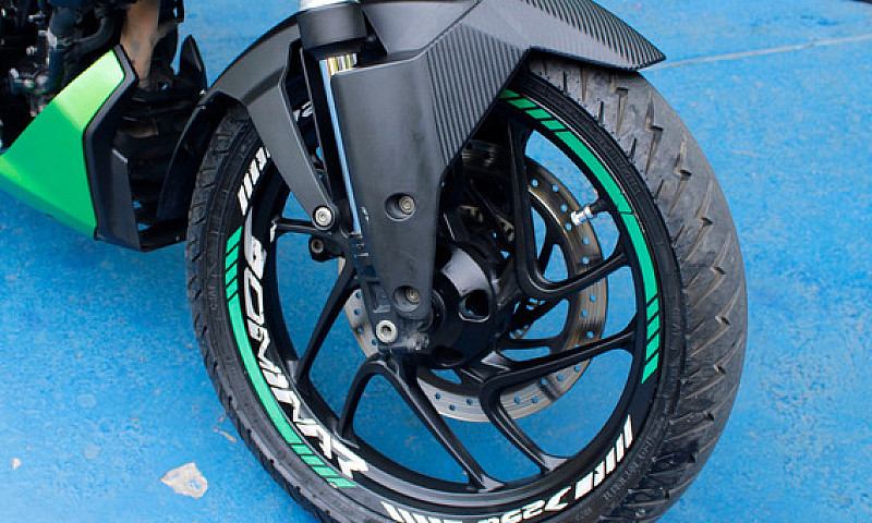 Bajaj Dominar 250 20...
