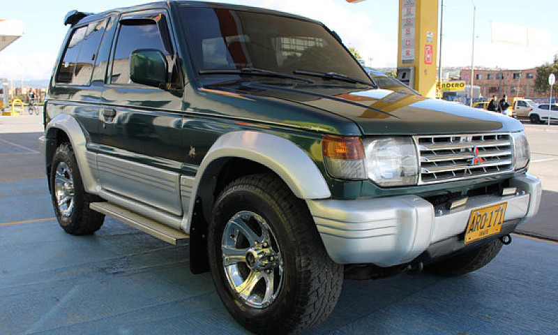 Mitsubishi Montero 3...