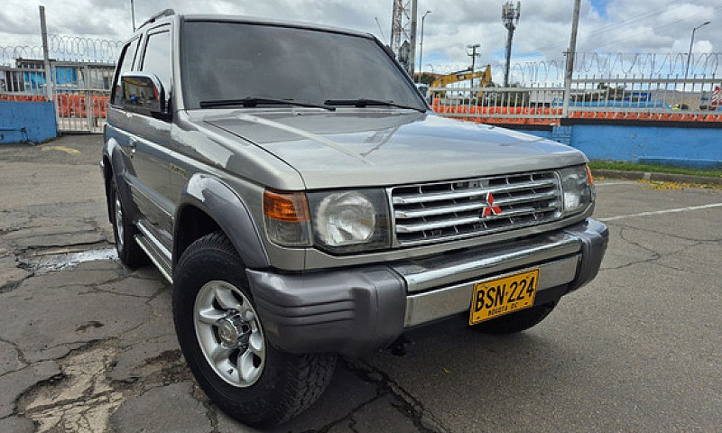 Mitsubishi Montero 3...