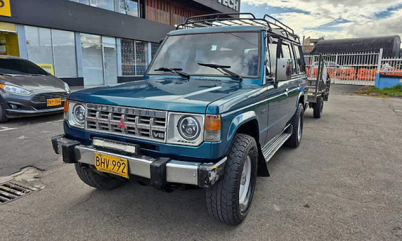 Mitsubishi Montero 3...