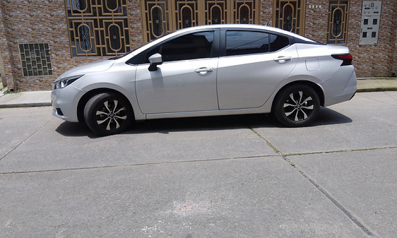 Nissan Versa 1.6 Sen...