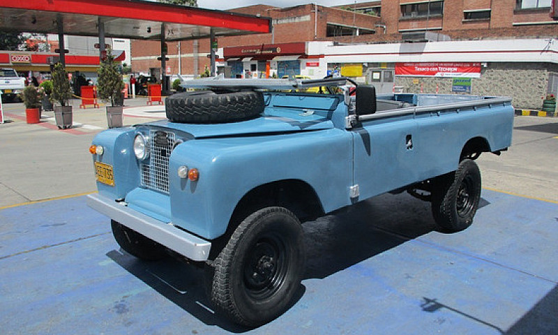 Land Rover Santana 2...