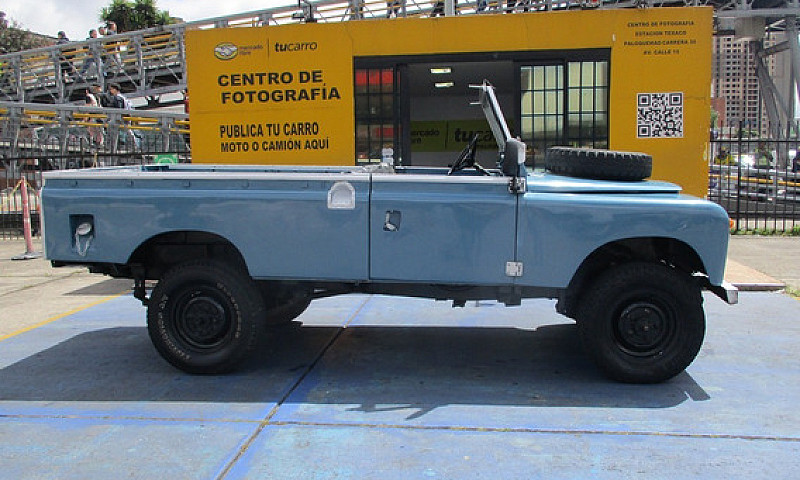 Land Rover Santana 2...