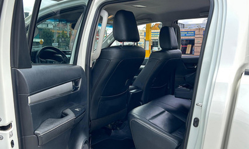 Toyota Hilux 2.4L...