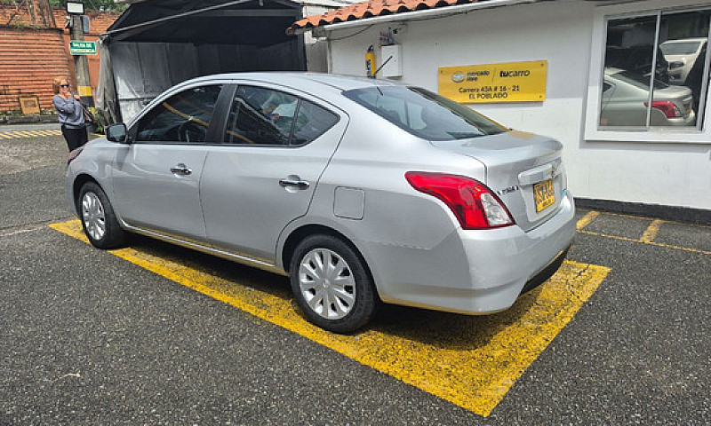 Nissan Versa 1.6 Adv...