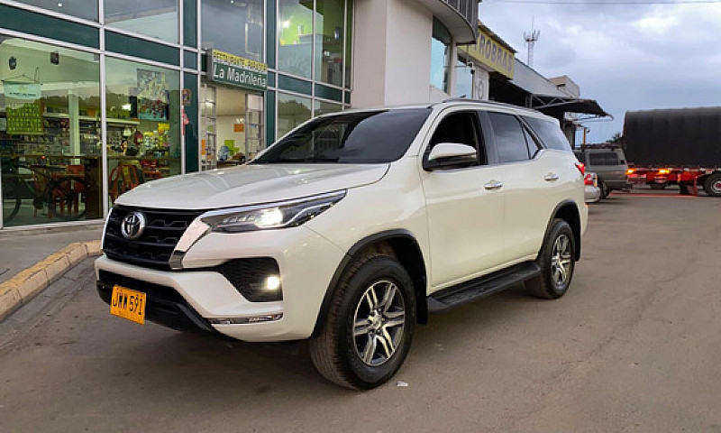 Toyota Fortuner 2.4...