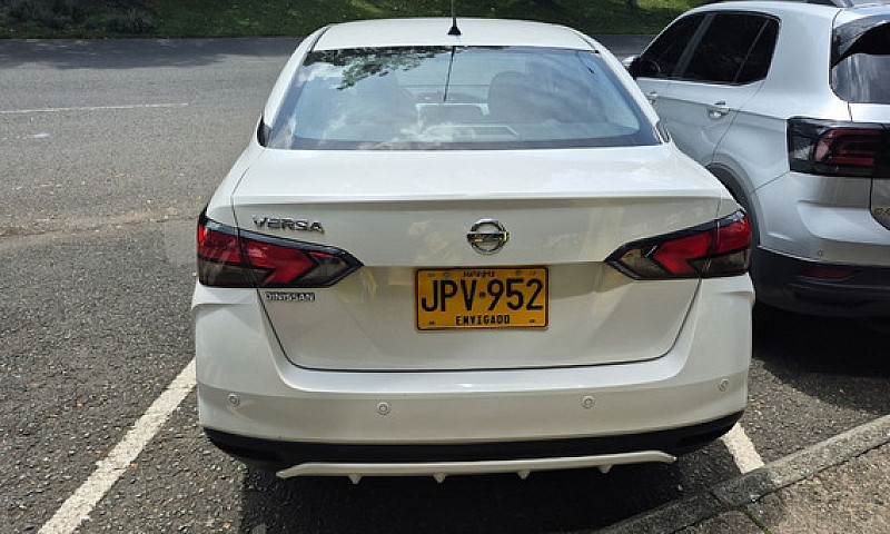 Nissan Versa 1.6 Adv...